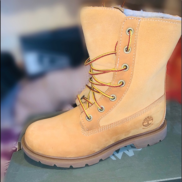 Women Timberlands - Picture 1 of 2